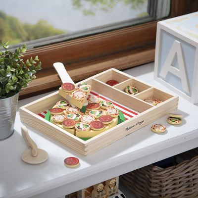 Legemad i træ , pizza med pynt