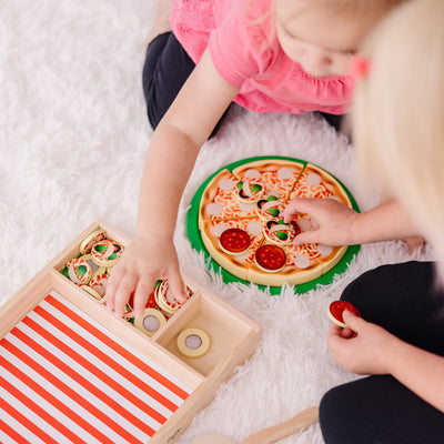 Legemad i træ , pizza med pynt