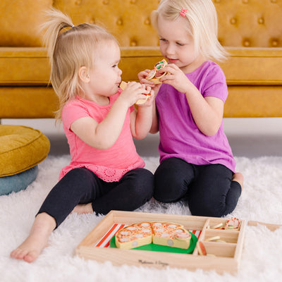 Legemad i træ , pizza med pynt